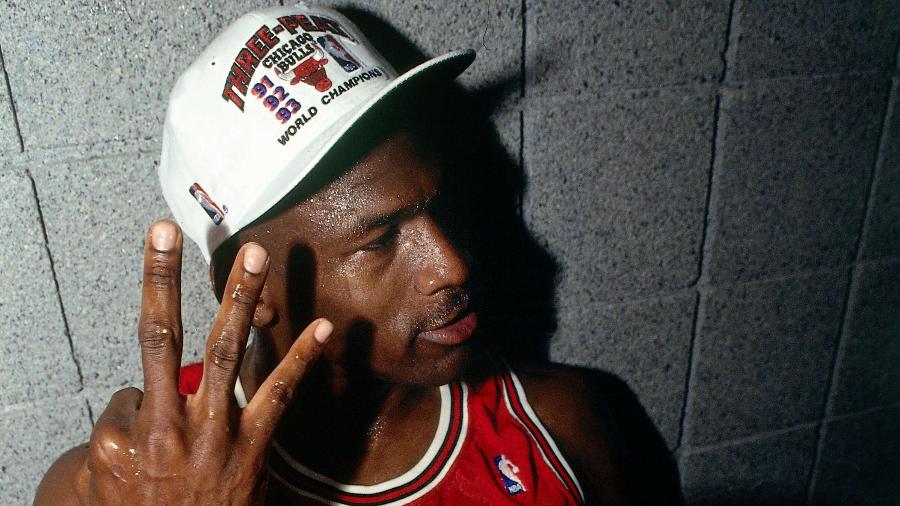 Michael Jordan comemora tricampeonato do Chicago Bulls na NBA em 1993 - Andrew D. Bernstein/NBAE via Getty Images)