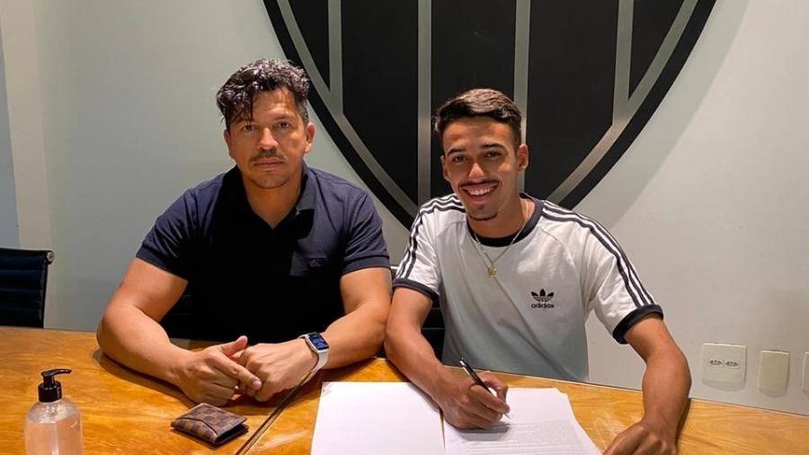 Volante Caio Ribas, revelação da base, assina seu primeiro contrato profissional com o Atlético-MG - Divulgação