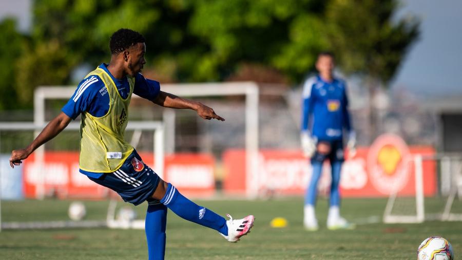 Jovem lateral está fora dos treinos por ter sido infectado pela Covid-19 - Bruno Haddad/Cruzeiro