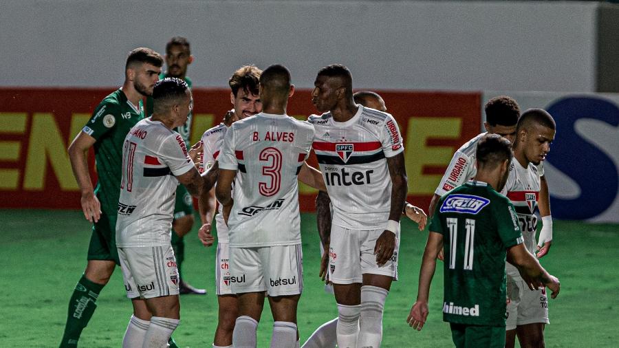Jogadores do São Paulo comemoram gol marcado contra o Goiás em jogo do Brasileirão 2020 - Heber Gomes/AGIF