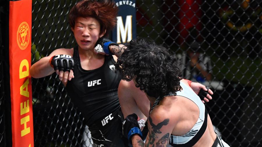 Brasileira Virna Jandiroba acerta soco na japonesa Kanako Murata durante sua vitória no UFC de Las Vegas - Chris Unger/Zuffa LLC