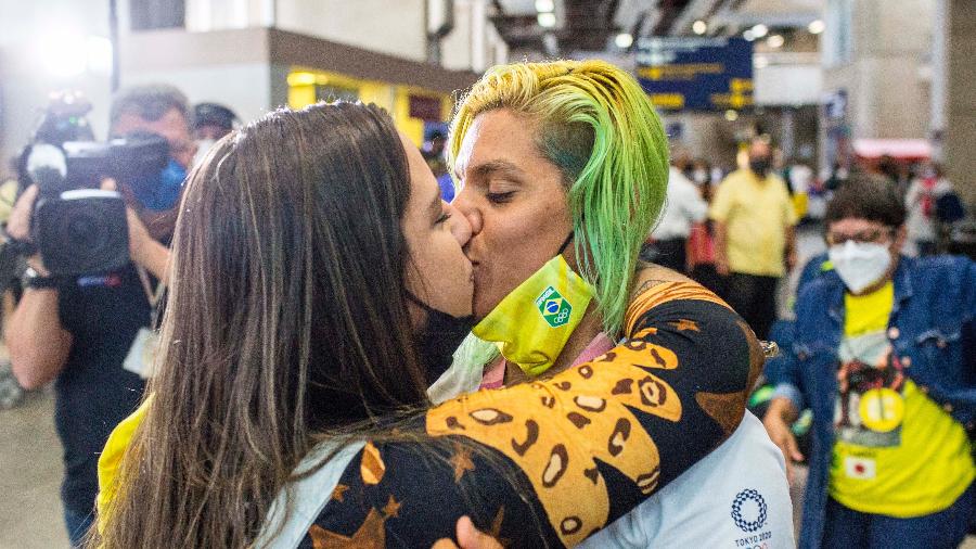 Ana Marcela Cunha é recebida pela namorada, Maria Clara Fontoura, no desembarque no aeroporto do Galeão, no Rio de Janeiro - Daniel Ramalho/COB