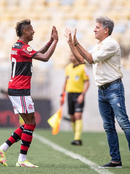 Bruno Henrique comemora com Renato - Thiago Ribeiro/AGIF