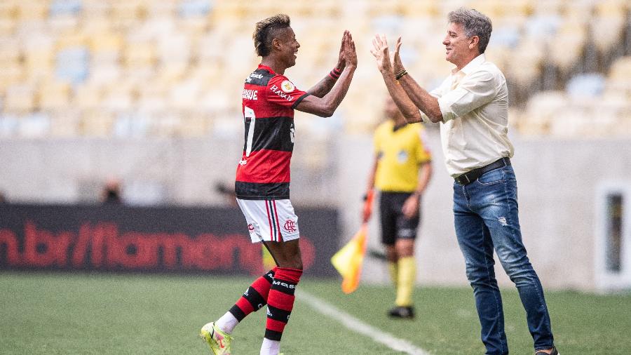 Bruno Henrique, jogador do Flamengo, comemora seu gol com Renato Gaúcho - Thiago Ribeiro/AGIF