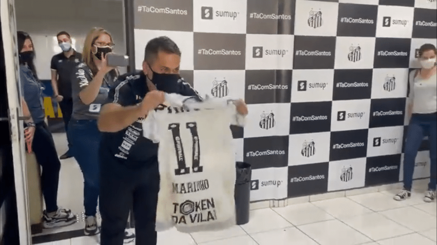 Torcedor santista de 9 anos foi recebeu a camisa do atacante Marinho após vitória contra o RB Bragantino - Reprodução