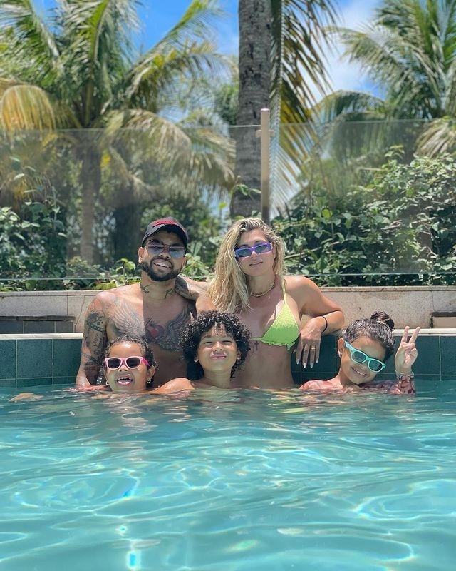 Dentinho, Dani Souza e os filhos aproveitam piscina durante as férias