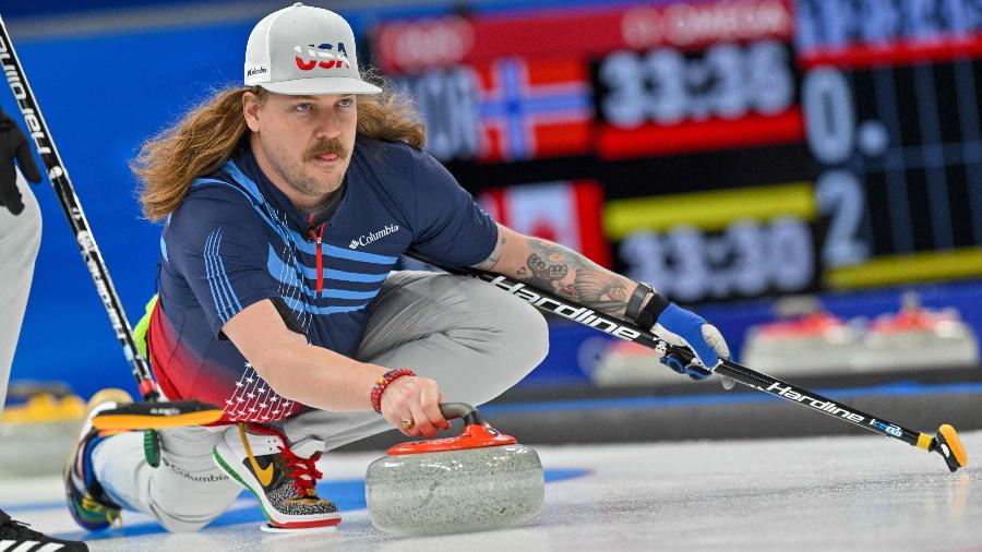 Matt Hamilton durante competição de curling nas Olimpíadas de Inverno - SUWANRUMPHA / AFP