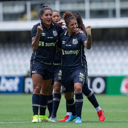 Brena e Cristiane comemoram gol do Santos contra o São José, pelo Brasileirão Feminino - Rebeca Reis / Staff images Woman/ CBF
