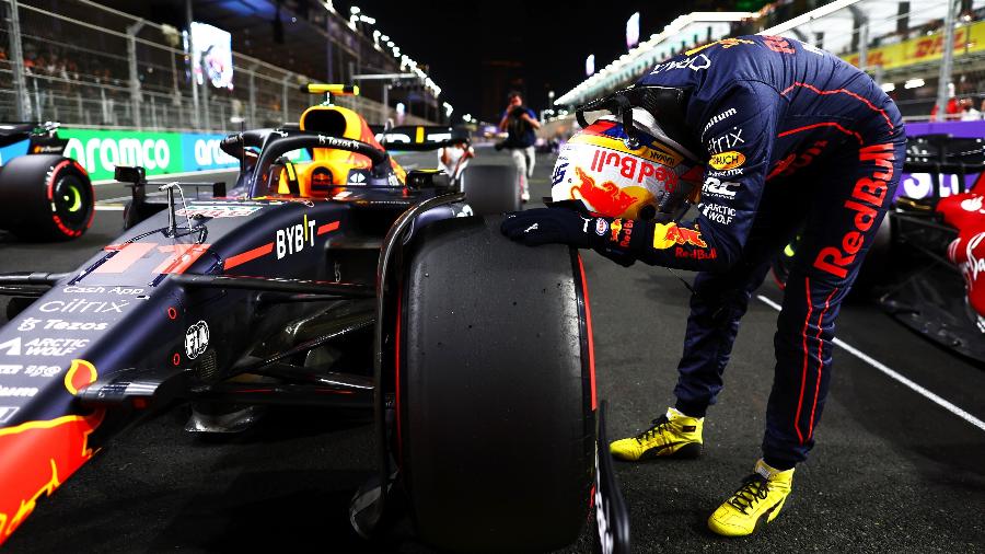 Sergio Pérez celebra na pista de Jeddah após cravar a pole position para o GP da Arábia Saudita -  Mark Thompson/Getty Images/Red Bull