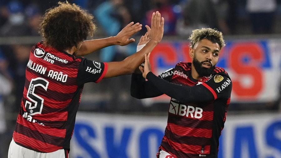 Gabigol e Arão comemoram gol do Flamengo sobre a Universidad Católica pela Copa Libertadores - MARTIN BERNETTI / AFP
