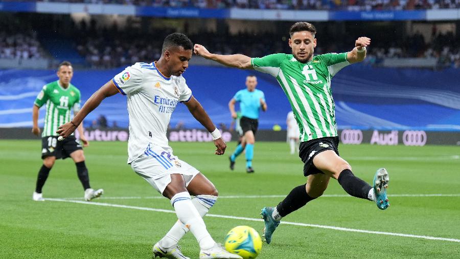 Rodrygo, do Real Madrid, disputa lance com Alex Moreno, do Betis, no Campeonato Espanhol - Angel Martinez/Getty Images