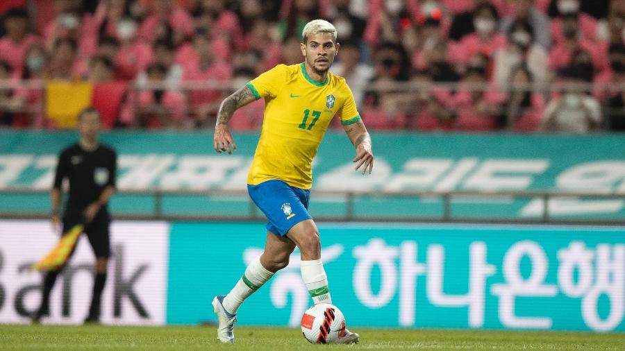 Bruno Guimarães tenta jogada da seleção brasileira em amistoso contra a Coreia do Sul - Lucas Figueiredo/CBF