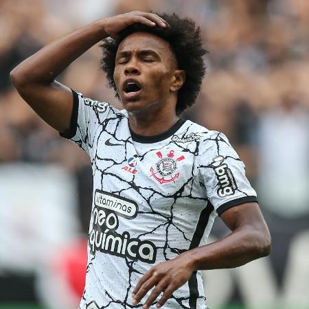 Willian se lamenta durante jogo do Corinthians; meia vai deixar o clube paulista - Alexandre Schneider/Getty Images - Alexandre Schneider/Getty Images