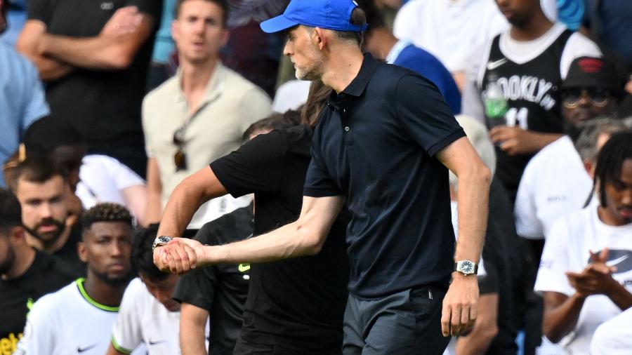 Tuchel segura a mão de Antonio Conte após Chelsea x Tottenham - Glyn Kirk/AFP