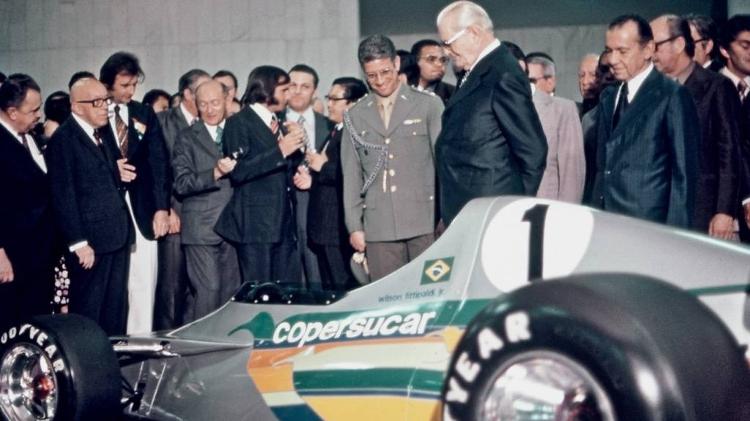 Emerson Fittipaldi apresenta o carro da Copersucar para Ernesto Geisel, em 1974, no Salão Negro do Congresso Nacional