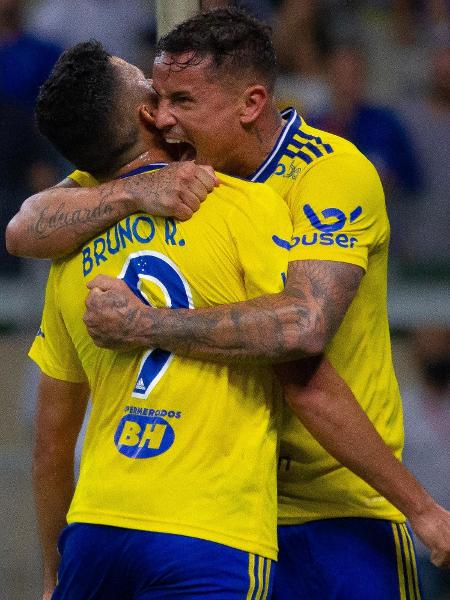  Edu, do Cruzeiro, comemora seu gol durante partida contra o Operário pela Série B do Brasileirão - Fernando Moreno/AGIF