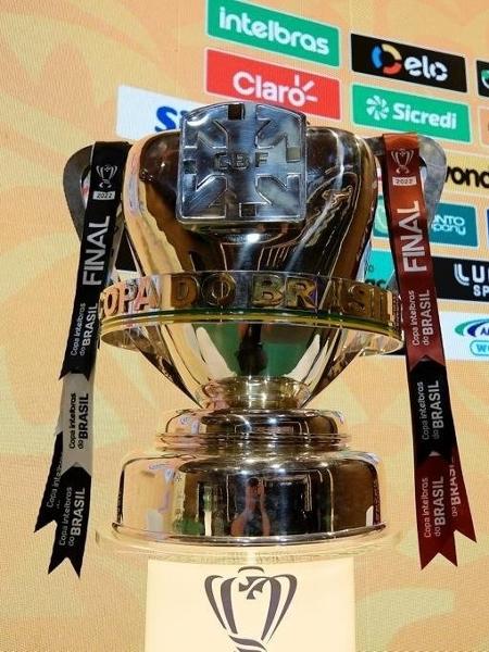 Troféu da Copa do Brasil estava exposto no sorteio de mando da final - Staff Images