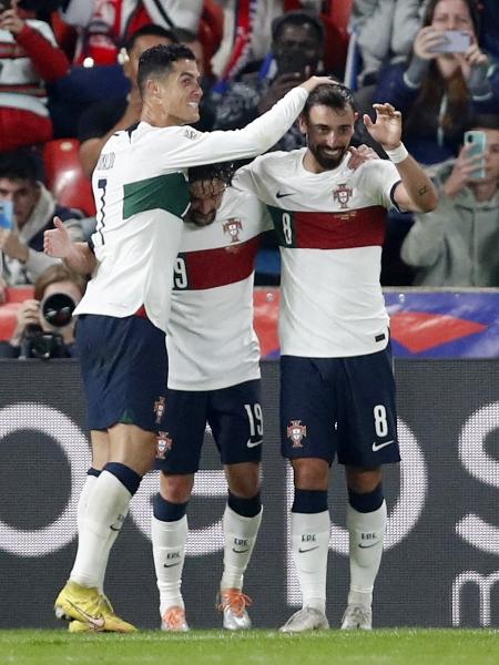 Jogadores de Portugal comemoram gol marcado por Bruno Fernandes contra a República Tcheca pela Liga das Nações - David W Cerny/Reuters
