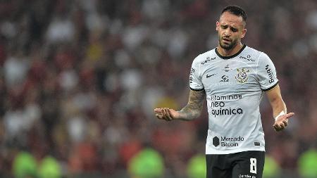 Renato Augusto, do Corinthians, lamenta chance perdida durante partida contra o Flamengo pela Copa do Brasil - Thiago Ribeiro/AGIF - Thiago Ribeiro/AGIF