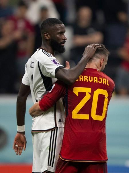 Rudiger abraça Carvajal em Espanha x Alemanha, pela Copa do Mundo do Qatar - Sebastian Frej/MB Media/Getty Images