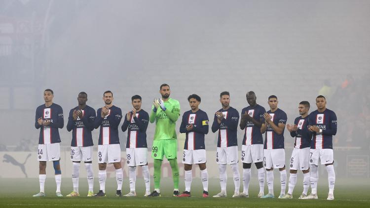 Los jugadores del Paris Saint-Germain saludan a Pelé antes del partido contra Lens - REUTERS/Pascal Rossignol - REUTERS/Pascal Rossignol