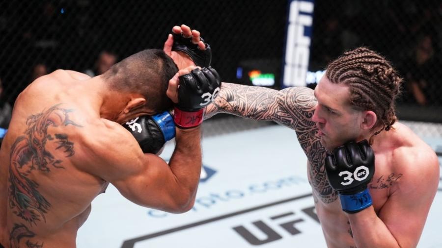 Brendan Allen atinge André "Sergipano" Muniz durante luta no UFC Vegas 70 - Chris Unger/Zuffa LLC via Getty Images