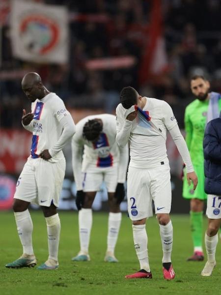 Jogadores do Paris Saint-Germain lamentam eliminação na Liga dos Campeões 2023 - Jonathan Moscrop/Getty Images