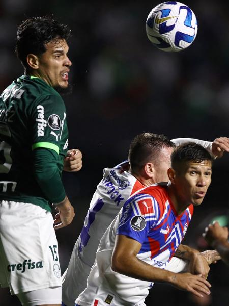 Gustavo Gómez disputa bola pelo alto durante Palmeiras x Cerro Porteño pela Libertadores. - REUTERS/Carla Carniel