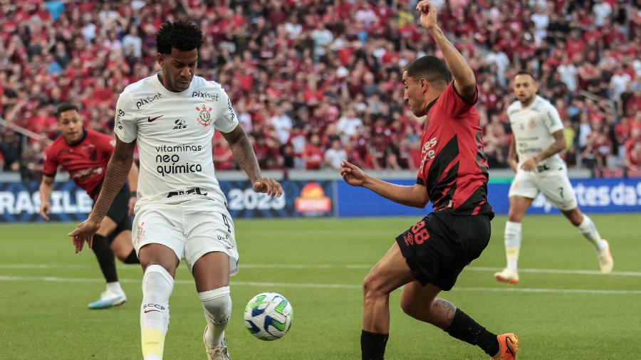 Gil, do Corinthians, em jogo contra o Athletico-PR pelo Brasileirão - Robson Mafra/AGIF