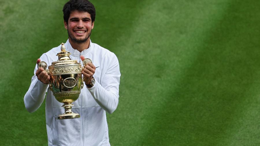 Carlos Alcaraz com o troféu de Wimbledon 2023