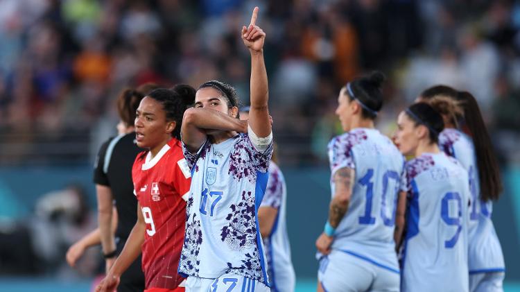 Alba Redondo faz sua comemoração em jogo da Espanha contra a Suíça na Copa feminina