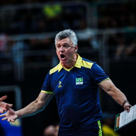 Técnico Renan dal Zotto, da seleção masculina de vôlei, em jogo contra a Ucrânia