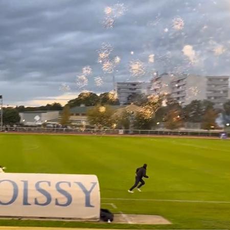 PSG x Reims pelo Francês Feminino foi interrompido após fogos estourarem no gramado