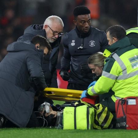 Clube inglês confirma parada cardíaca de jogador que desmaiou em campo