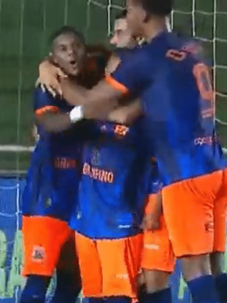 Jogadores do Nova Iguaçu comemoram gol de Lucas Campos contra o Vasco, pelo Carioca