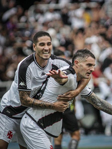 Vegetti, de braços abertos, fez dois gols e ajudou na vitória do Vasco por 4 a 2 sobre o Botafogo