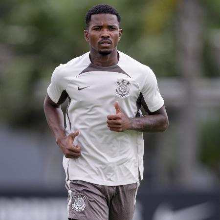 Cacá durante seu primeiro treino como jogador do Corinthians