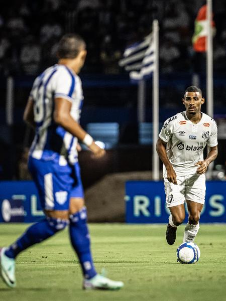 Joaquim em ação pelo Santos em jogo contra o Avaí, na Ressacada