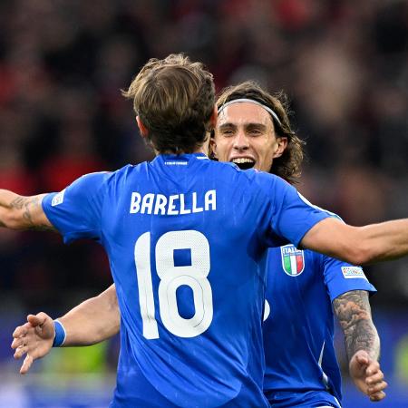 Barella e Calafiori comemoram segundo gol da Itália contra Albânia na Euro