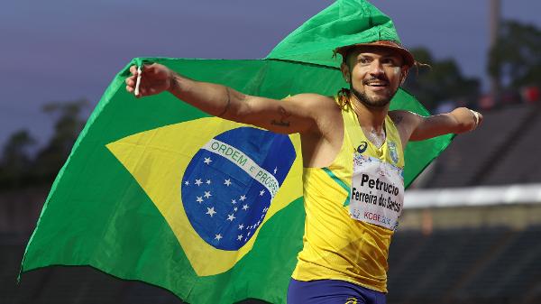 Petrúcio Ferreira celebra a conquista do tetra dos 100m rasos T47 no Mundial paralímpico de Kobe