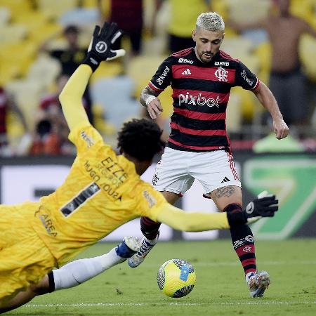 Hugo Souza tenta bloquear Arrascaeta durante Flamengo x Corinthians, duelo da Copa do Brasil