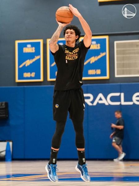 Gui Santos arremessando bola no aquecimento em jogo do Golden State Warriors na pré-temporada da NBA