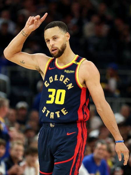 Stephen Curry, do Golden State Warriors, guiou o Warriors para a virada no terceiro quarto, mas não foi suficiente.