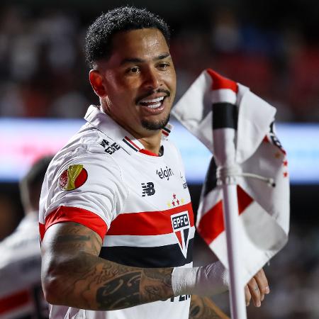 Luciano comemora gol marcado pelo São Paulo contra o Guarani pelo Paulistão