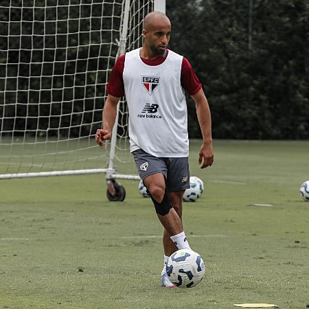 Lucas durante treino do São Paulo no CT da Barra Funda. - Fellipe Lucena/São Paulo