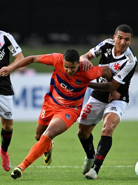 Matheus Carvalho tenta desarmar Meza durante Puerto Cabello x Vasco, duelo da Sul-Americana Matheus Carvalho tenta desarmar Meza durante Puerto Cabello x Vasco, duelo da Sul-Americana