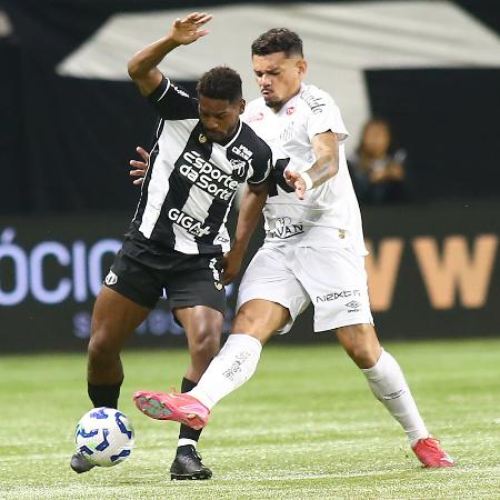 Tiquinho Soares tenta fazer o desarme durante Santos x Ceará Tiquinho Soares tenta fazer o desarme durante Santos x Ceará
