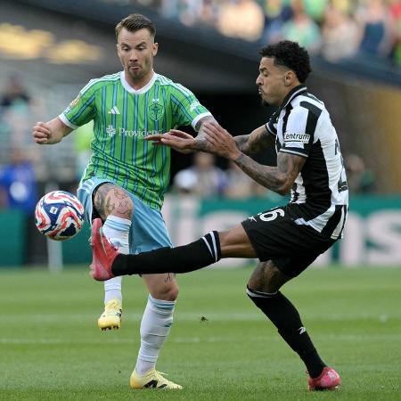 Gregore tenta desarmar Rusnak durante Botafogo x Seattle Sounders