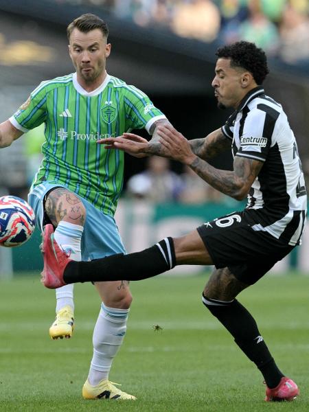 Gregore tenta desarmar Rusnak durante Botafogo x Seattle Sounders, jogo do Mundial Gregore tenta desarmar Rusnak durante Botafogo x Seattle Sounders, jogo do Mundial