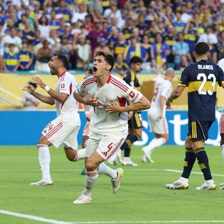 Jogadores do Benfica comemoram gol no empate com o Boca Juniors, no Mundial Jogadores do Benfica comemoram gol no empate com o Boca Juniors, no Mundial